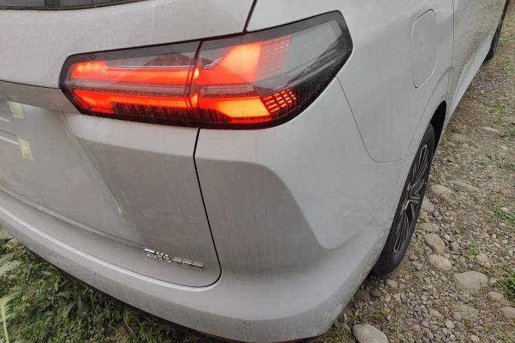 Used Wuling Wuling Starlight 730 2025 Model Plug-in Hybrid 125km Luxury Edition