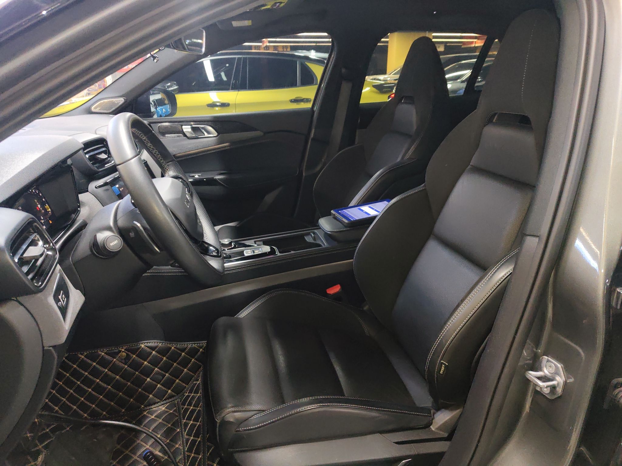 Переднее сиденье в автомобиле