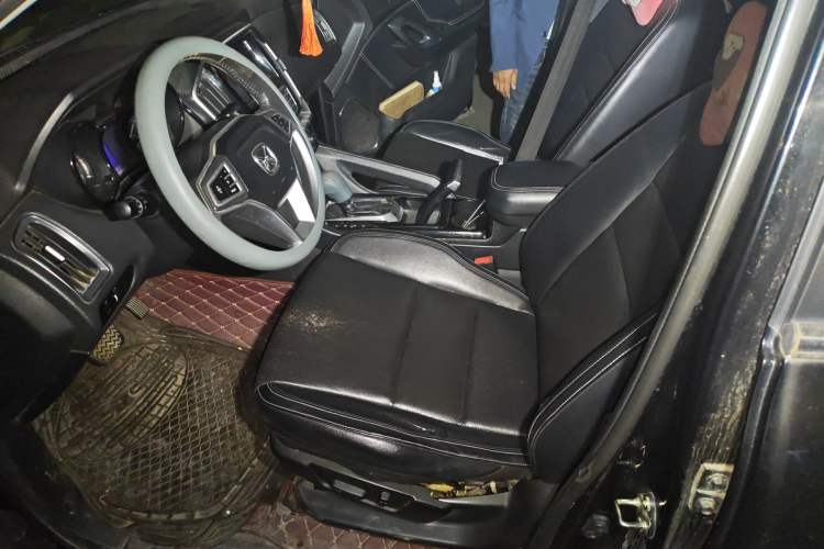 Used JMC Yusheng S350 2016 2.0T Automatic Two-Wheel Drive Gasoline Luxury Version with Sunroof 5 Seats
