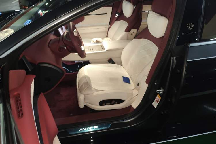 Used Avatr 12 2025 Updated Royal Theater Edition
