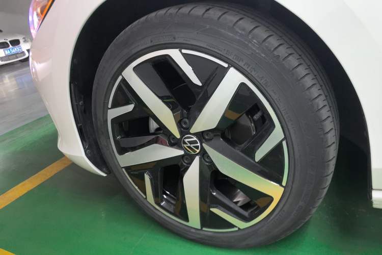Used Volkswagen Lamando 2023 Lavida L 280TSI DSG Cool & Spicy Edition Left Front Wheel Hub