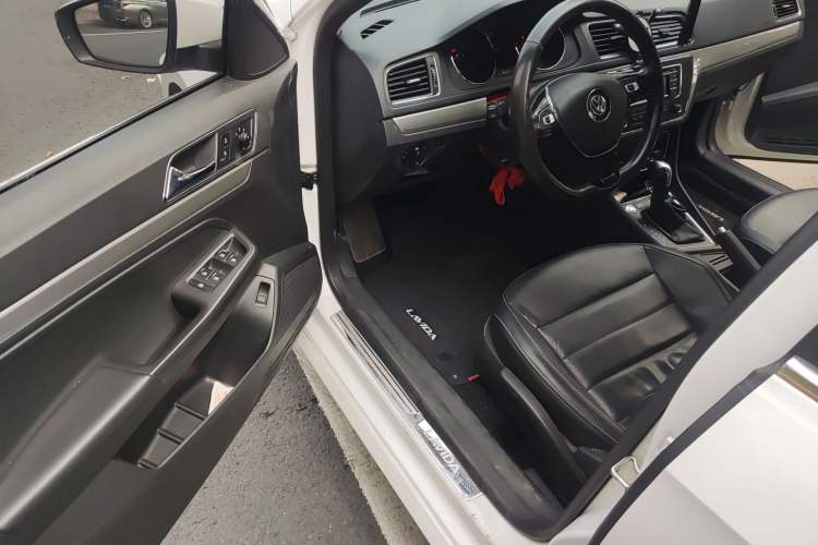 Used Volkswagen Lavida 2015 1.6L Automatic Comfort Edition
