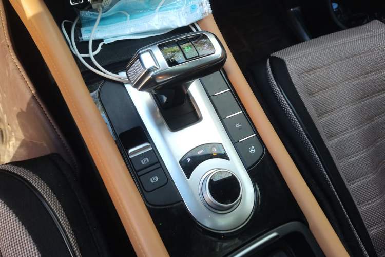 Used Great Wall Poer 2021 2.0T Global Version Automatic Diesel 4x4 Sporty Standard Cab GW4D20M Gear Lever