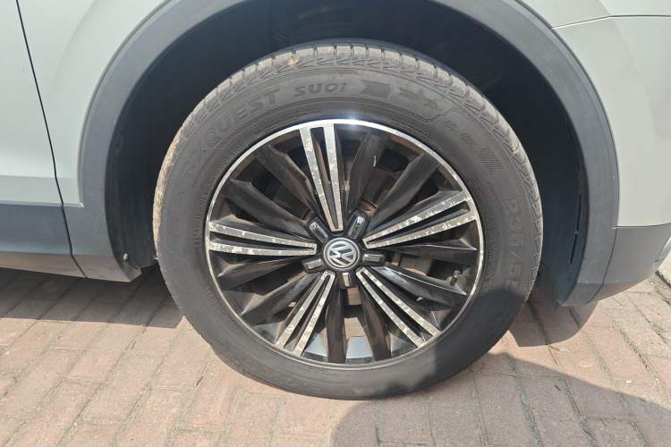 Used Volkswagen Tiguan L 2018 380TSI Automatic All-Wheel Drive Luxury Edition Right Front Wheel Hub