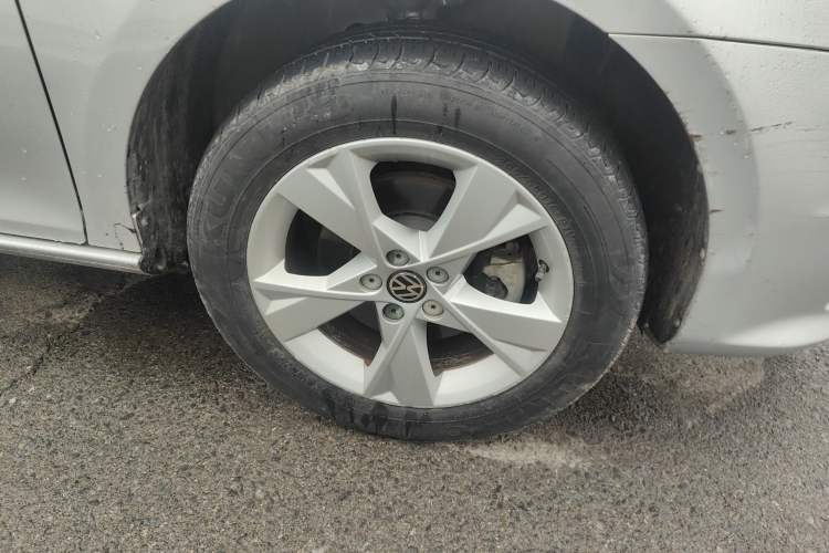 Used Volkswagen Bora 2014 1.6L Automatic Comfort Model Right Front Wheel Hub