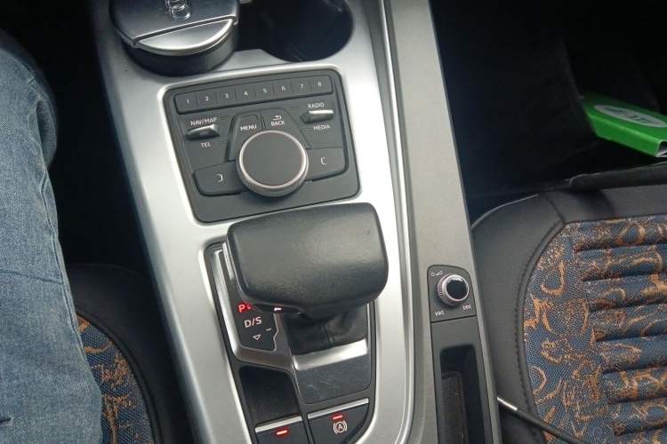 Used Audi A4L 2018 30th Anniversary Edition 30 TFSI Ambition Model Gear Lever