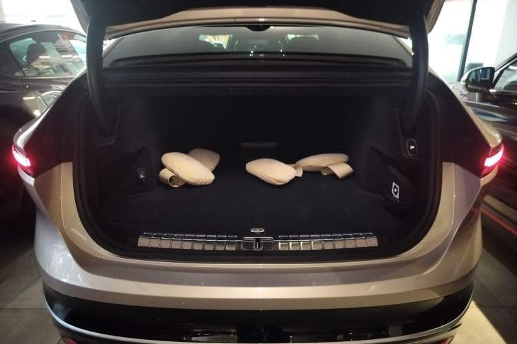 Used Nio ET9 2025 100 kWh Trunk