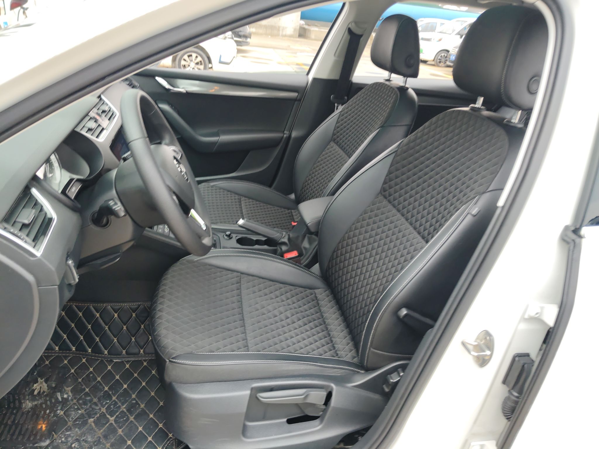 Переднее сиденье в автомобиле