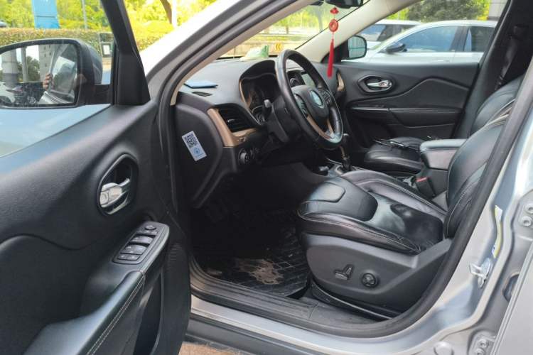 Used Jeep Cherokee 2014 2.4L Luxury Edition

