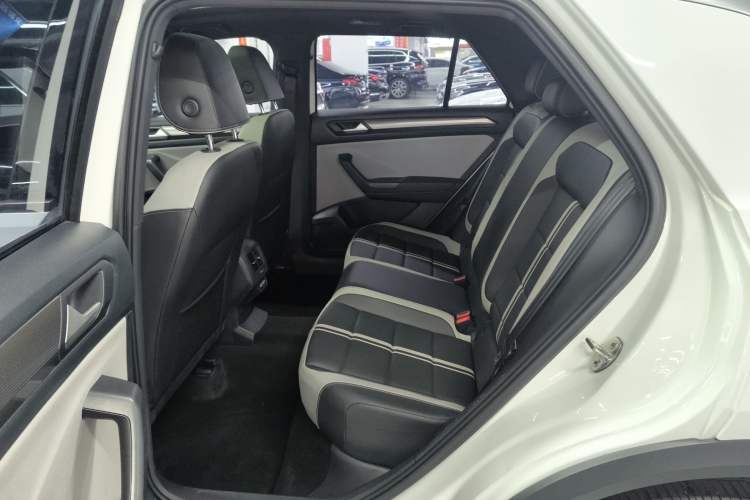 Used Volkswagen T-ROC 2023 300TSI DSG Two-Wheel-Drive Chen Guang Edition Left Rear Seat