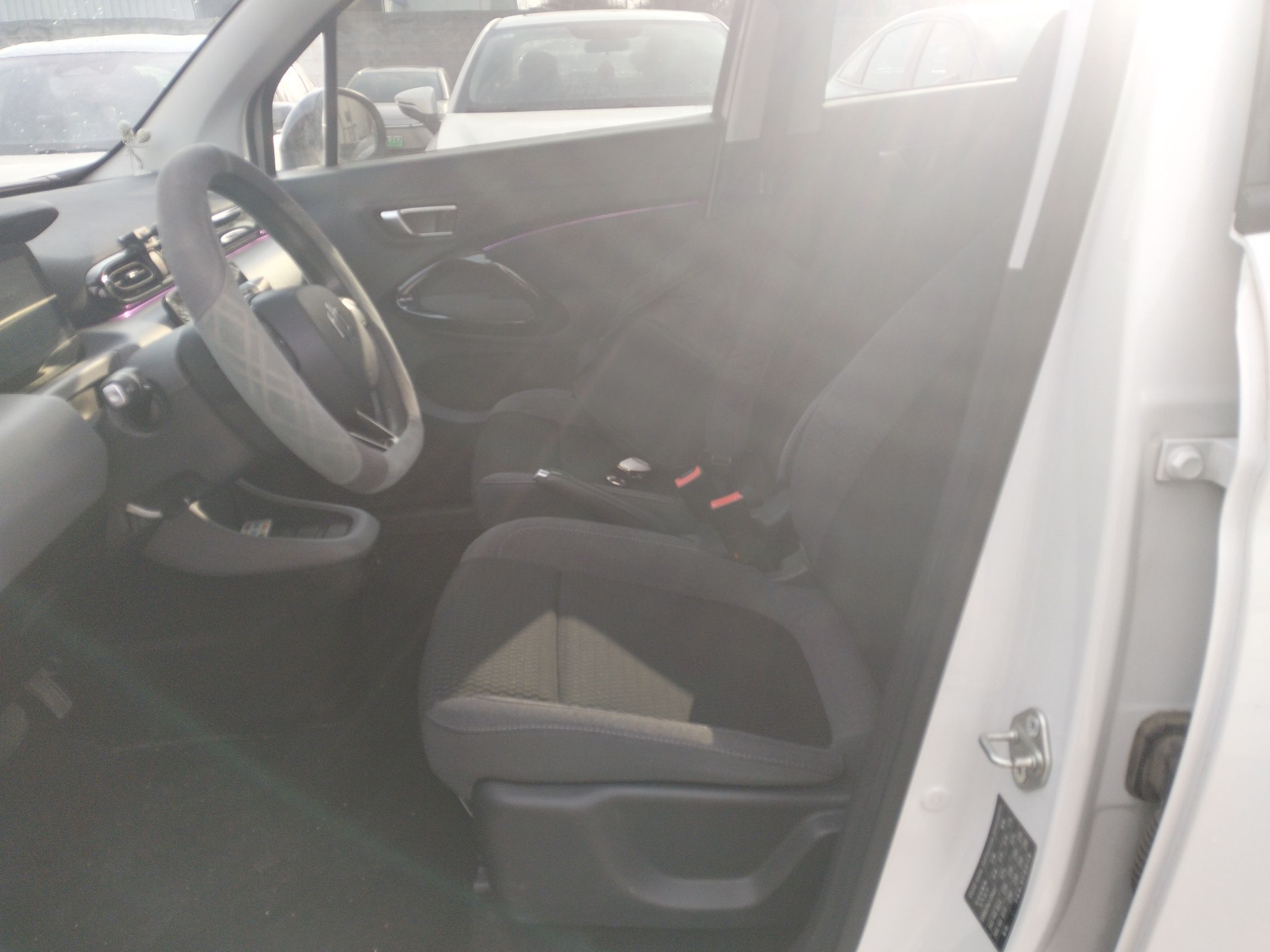 المقاعد الأمامية داخل السيارة