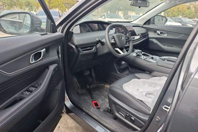 Used Changan UNI-K 2024 2.0T Two-Wheel Drive YueShang Trim
