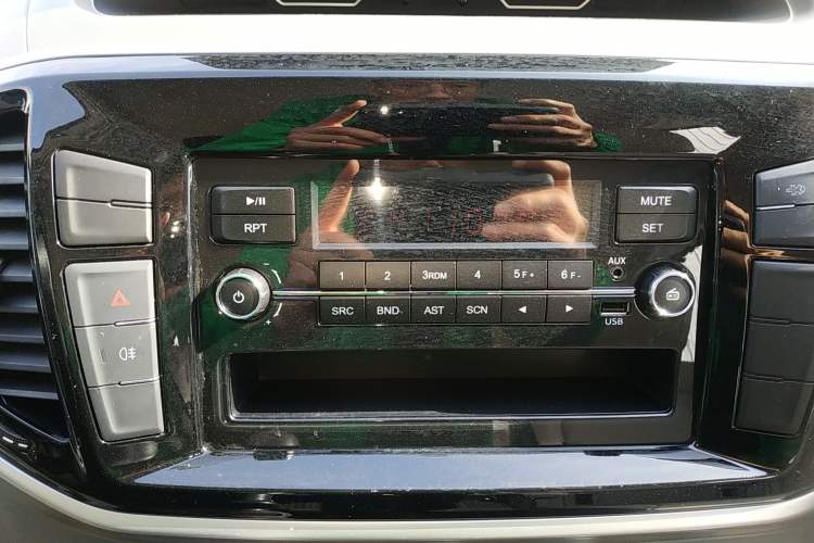 Used SAIC MAXUS Xintu V80 2021 2.0T Manual Classic Aoyuntong Short Wheelbase Mid-Roof 5/6-Seater