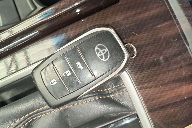 Used Toyota Camry 2016 Dual-Engine 2.5 HG 10th Anniversary Deluxe Navigation Edition