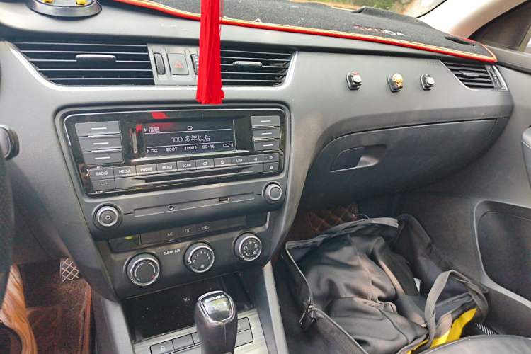 Used Skoda Octavia 2017 1.6L Automatic Smart Drive Edition Audio And AC Panel