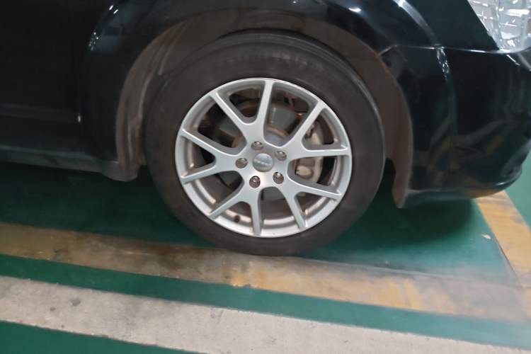 Used Dodge Journey 2013 2.4L Two-Wheel Drive Luxury Version Right Front Wheel Hub