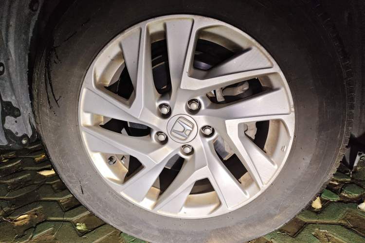 Used Honda CR-V 2015 2.4L two-wheel drive luxury version Right Front Wheel Hub