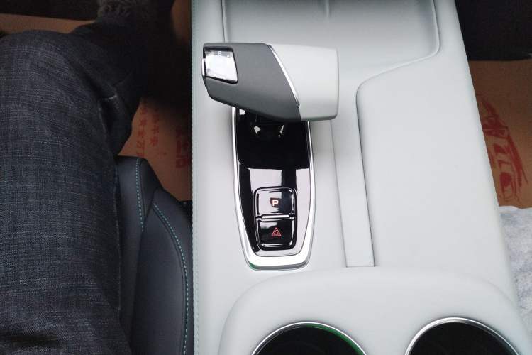 Used Changan UNI-Z New Energy 2024 Blue Whale Smart Electric iDD 125km Leading Model