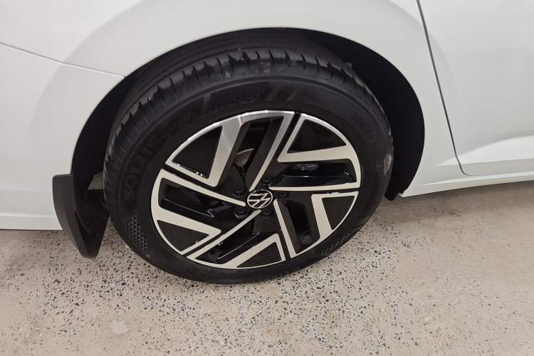 Used Volkswagen Sagitar 2023 300TSI DSG Excellence Edition Right Rear Wheel Hub