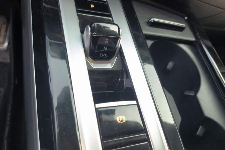 Used Volkswagen Tavendor 2023 380TSI Four-Wheel Drive R-Line First Edition Gear Lever