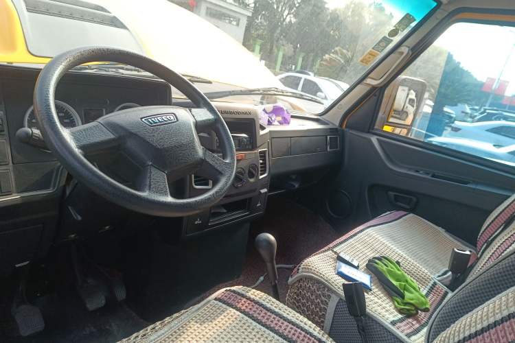 Used Iveco Daily 2021 2.8T V40 VAN厢式 Cargo Van 3-Seater Long Wheelbase Mid-Roof Design Dual Tires Manual Door