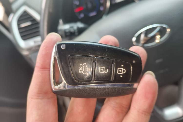 Used Hyundai Santa Fe 2015 2.4L Automatic Two-Wheel Drive Smart Version 5 Seats
