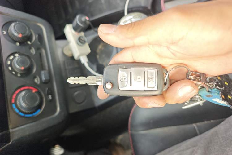 Used Dongfeng Fengon 330 2014 1.5L Manual Standard Edition DK15-02 Vehicle Key