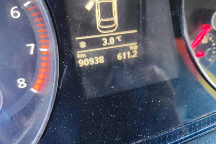 Used Volkswagen Magotan 2015 1.8TSI Luxury Model Odometer Close Up