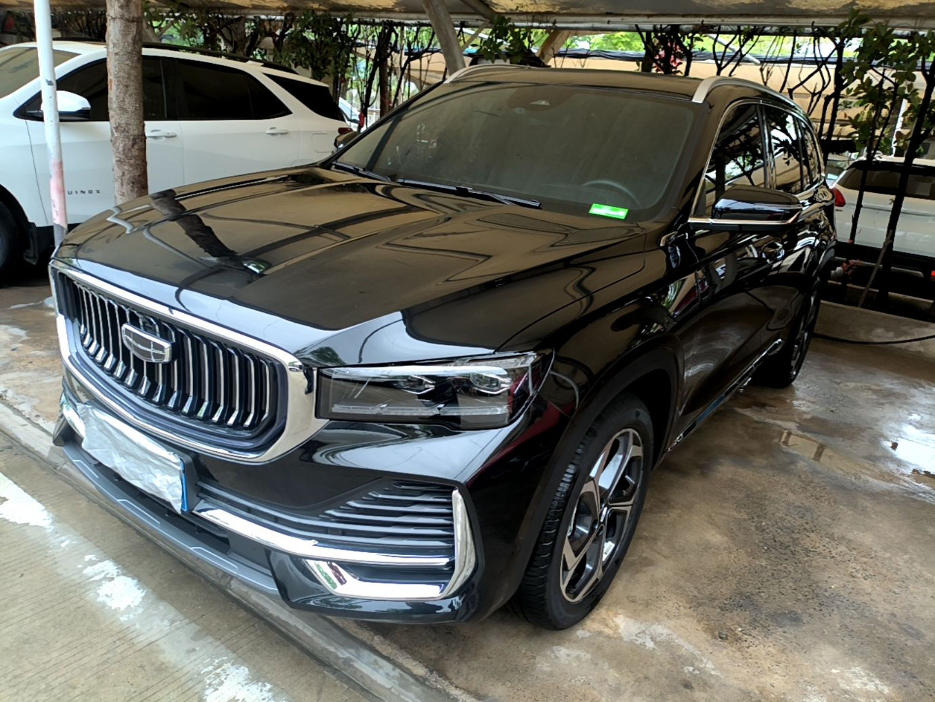 Под передней частью автомобиля