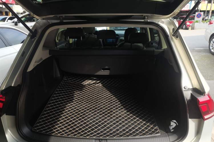 Used Volkswagen Tiguan L 2019 Updated Version 330TSI Automatic Two-Wheel Drive Panoramic Comfort Edition China VI Standard Trunk