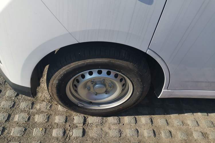 Used Wuling Yangguang 2024 300KM Comfort Version Passenger Van 75kW
