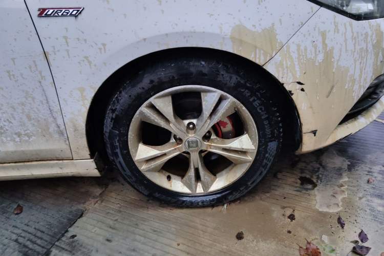 Used Zotye Z500 2016 1.5T Manual Luxury Model Right Front Wheel Hub