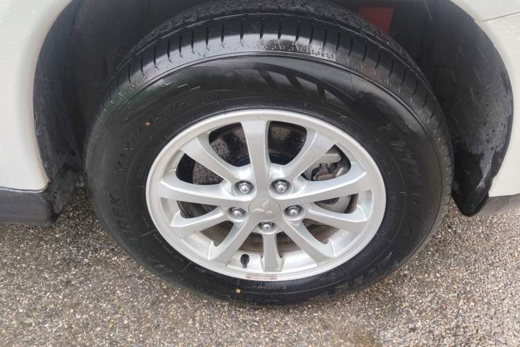 Used Mitsubishi ASX 2013 2.0L CVT Two-Wheel Drive Elite Edition Right Front Wheel Hub