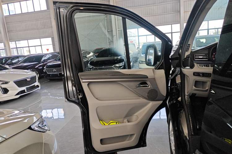 Used SAIC MAXUS Xintu V70 2023 2.0T Elite Edition Automatic Short Wheelbase Low Roof – 5/6 Seats
