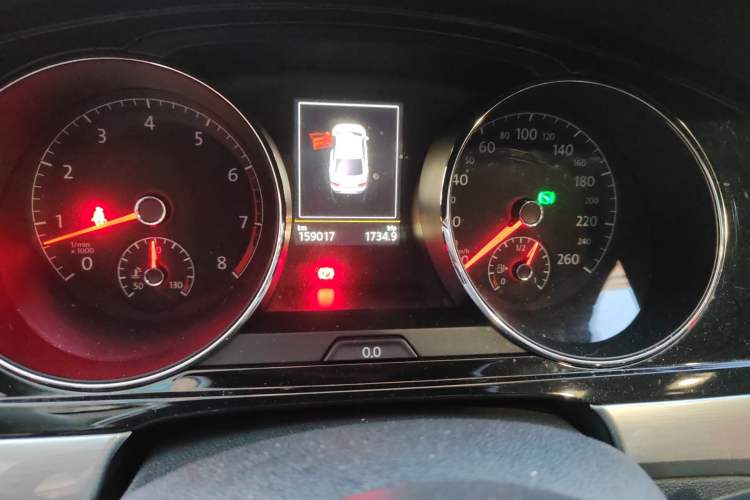 Used Volkswagen Lamando 2015 280TSI DSG Luxury Edition Odometer Close Up