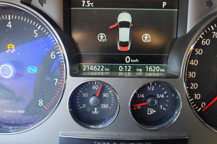 Used Volkswagen Phaeton 2011 3.6L V6 5-Seater Extended-Length Individual Edition Odometer Close Up