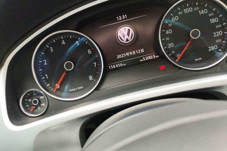 Used Volkswagen Touareg 2011 3.0 TSI Comfort Version Odometer Close Up