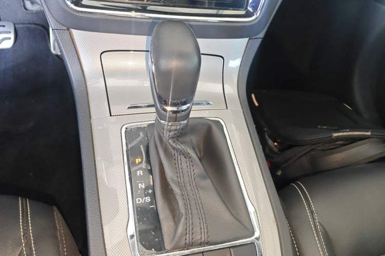 Used Roewe RX5 2016 20T Two-Wheel Drive Automatic Internet Smart Edition Gear Lever