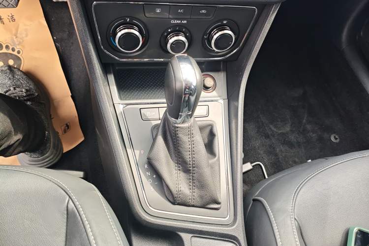 Used Volkswagen Lavida 2015 1.6L Automatic Comfort Edition Gear Lever