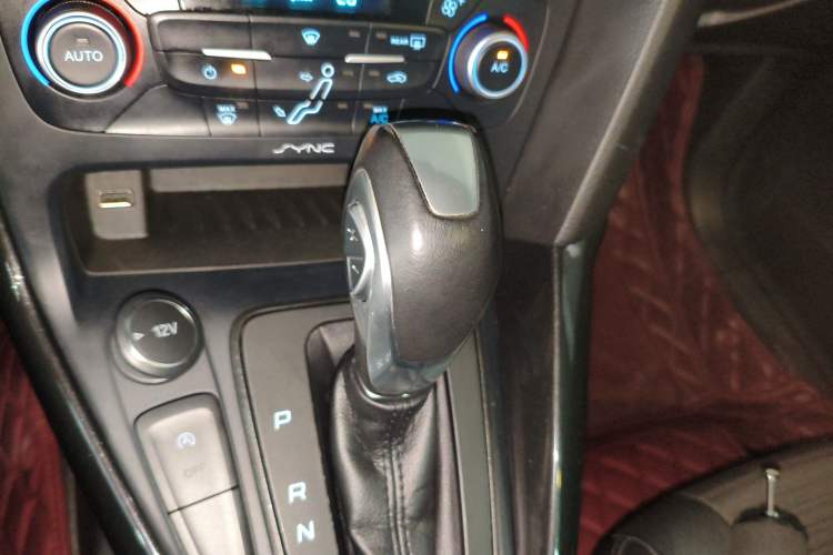 Used Ford Focus 2017 Hatchback EcoBoost 180 Automatic Elite Model Gear Lever