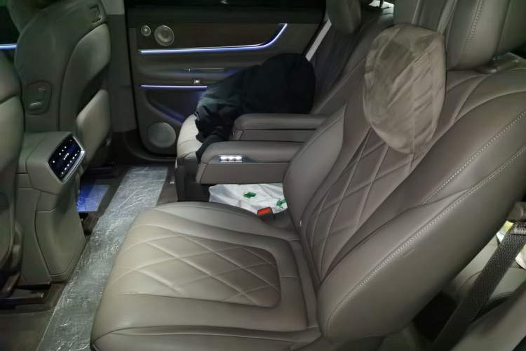 Used Hima AITO M9 2024 Range-Extended Ultra Version 52 kWh 6-Seater Model Left Rear Seat