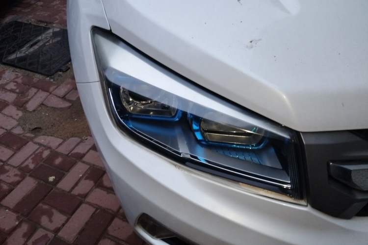 Used CHANGAN CS75 2017 Shangkui Edition 1.5T Automatic Fengyue Model Right Front Headlight