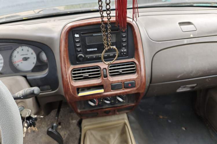 Used Nissan D22 2011 2.4L Gasoline Two-Wheel Drive Standard Version Audio And AC Panel