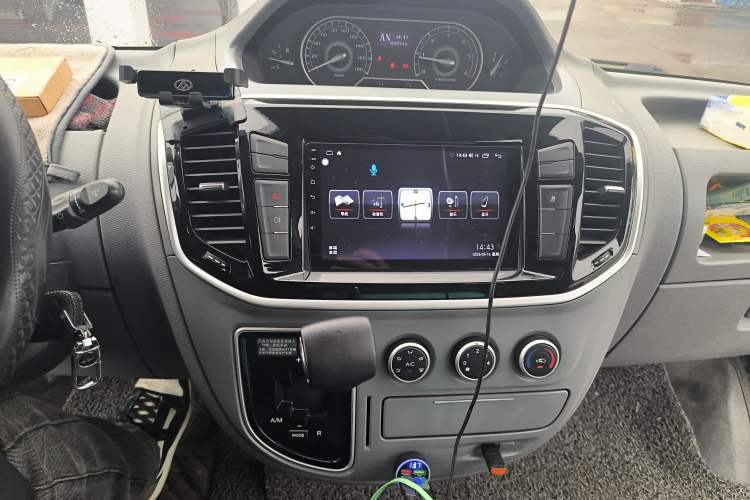 Used SAIC MAXUS Xintu V80 2019 2.5T Classic Model AMT Aoyuntong Long Wheelbase Mid-Roof 7-Seater
