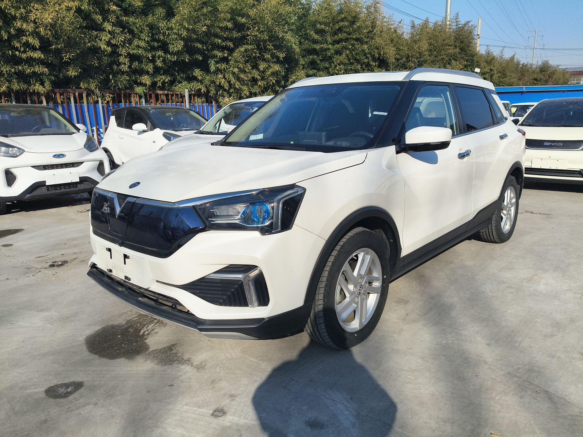 Под передней частью автомобиля