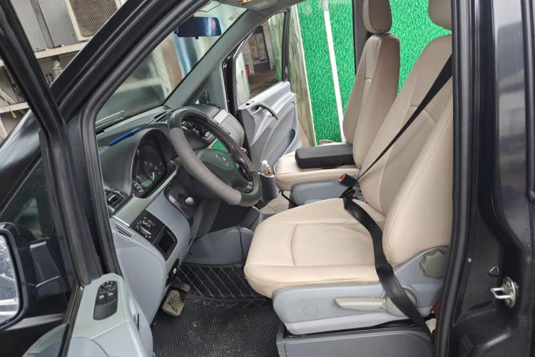 Used Mercedes-Benz Vito 2011 2.5L 7-seater executive version Left Front Seat