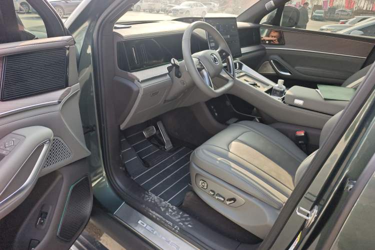 Used Denza N9 2025 Flagship Model
