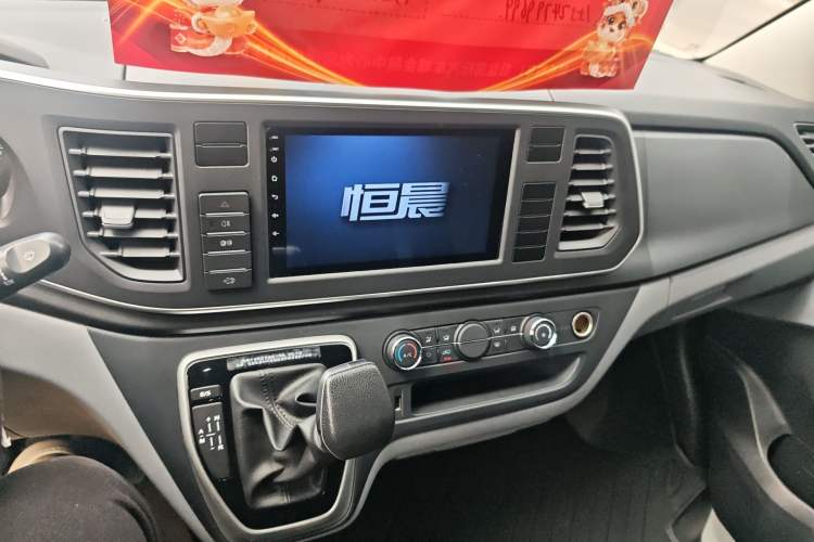 Used SAIC MAXUS Xintu V80 2024 Facelift Aoyuntong 6AMT Short Wheelbase Ultra-Low Roof 147 Ps 5/6 Seats Audio And AC Panel