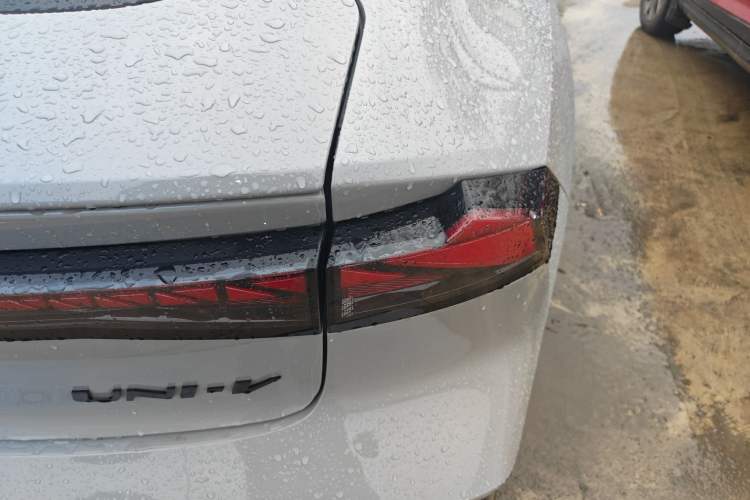 Used CHANGAN UNI-V 2023 2.0T Sport Edition Right Rear Taillight