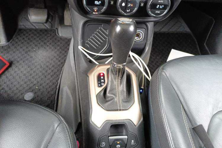 Used Jeep Renegade 2016 1.4T Automatic Smart Edition Gear Lever